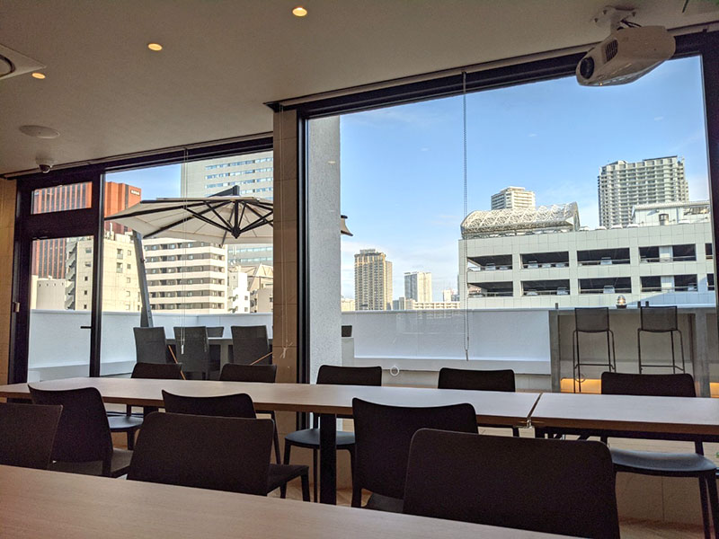 アースキッチン築地の店内から外を見た時の風景写真