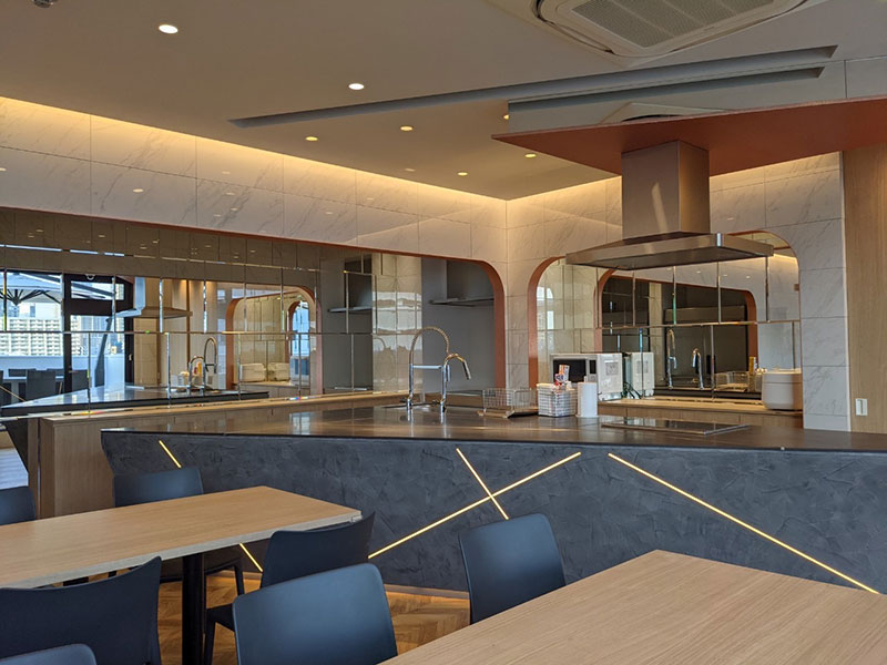 アースキッチン築地のテラスを背にしてキッチンを見た時の風景写真