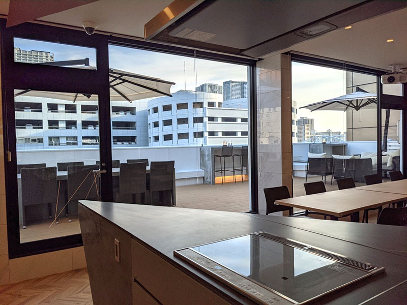 アースキッチン築地のキッチンからテラスを見た時の風景写真